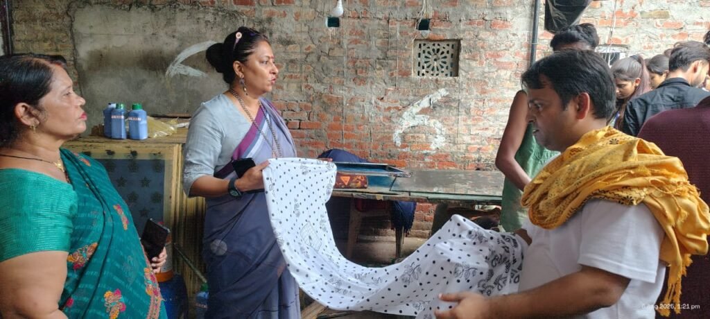 Lucknow University Students Visit Zaidpur Handloom Unit Ahead of National Handloom Day 18 Lucknow University Students Visit Zaidpur Handloom Unit Ahead of National Handloom Day