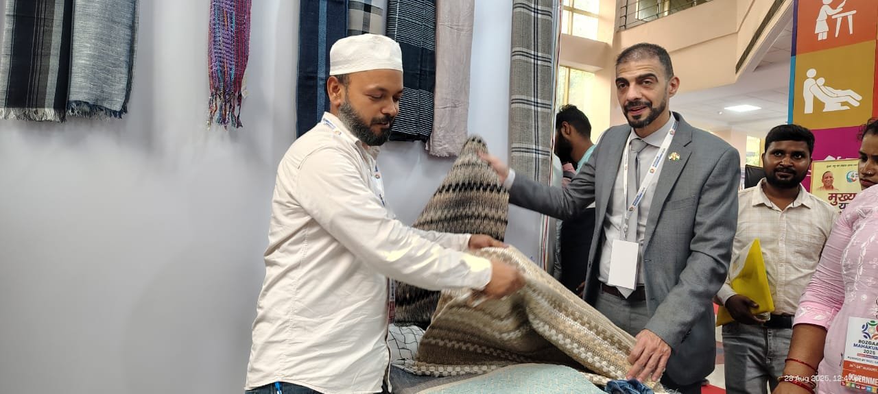 Rozgaar Mahakumbh 2025 Lucknow job fair showcasing ANSAR Handloom and global buyers like Abdullah Husain