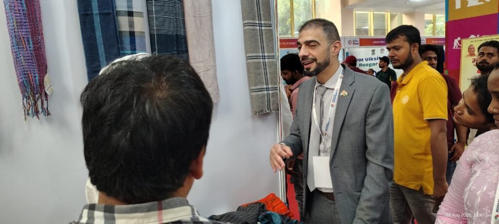 Rozgaar Mahakumbh 2025: Revolutionary Boost to Employment and Trade 8 Rozgaar Mahakumbh 2025 Lucknow job fair showcasing ANSAR Handloom and global buyers like Abdullah Husain22