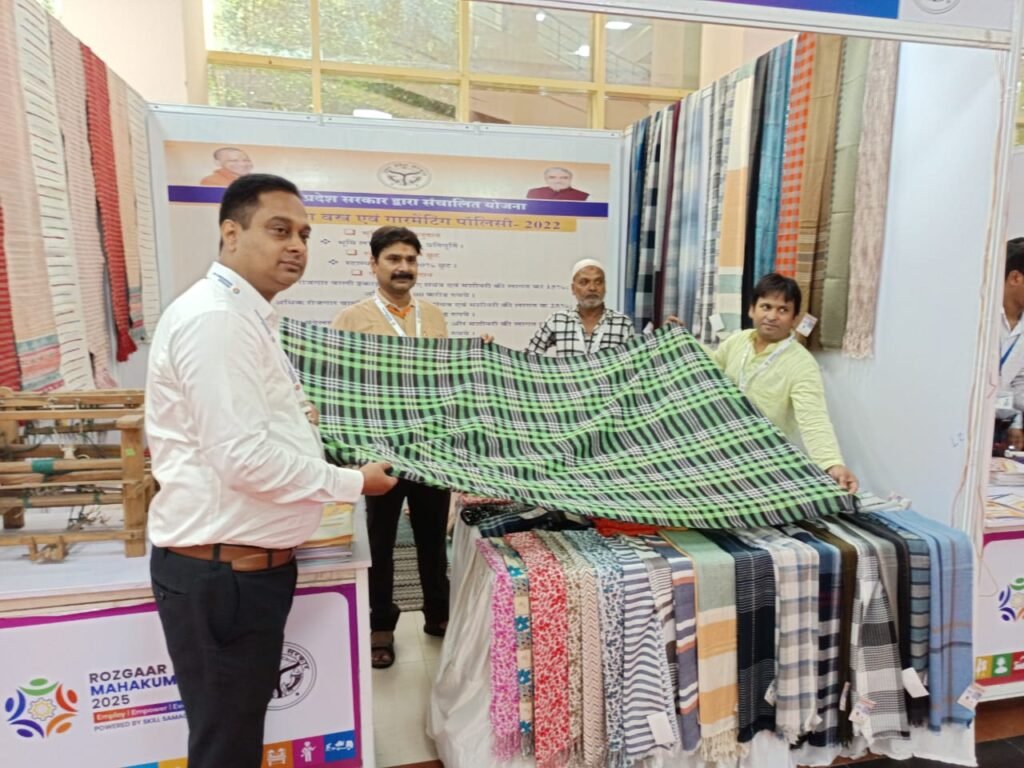 Rozgaar Mahakumbh 2025: Revolutionary Boost to Employment and Trade 9 handloom exibition stall in rojgar mahakumabh in indira gandhi pratisthan